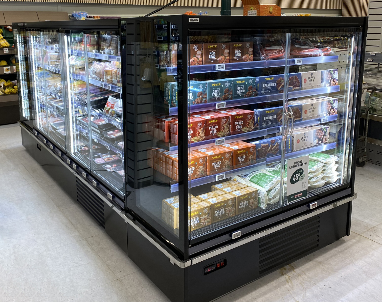 Flexible convenience cooler for stores with a wide range